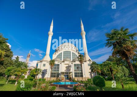 Shkoder, Albanien – 1. Mai 2023: Xhamia e Madhe – EBU Beker Moschee der Stadt Shkoder in Albanien. Schönes Beispiel für osmanische Architektur und steht als ein Stockfoto