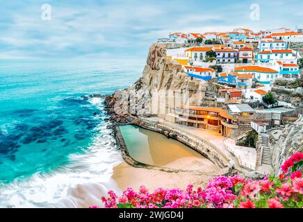 Azinheiras do Mar Landschaft, Fischerdorf mit farbenfrohen Häusern von Fischern bei Sonnenuntergang in Azenhas do Mar, Colares, Sintra, Portugal. Stockfoto
