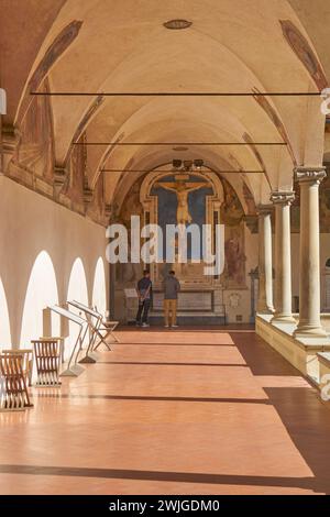 Kreuzgang mit Fra Angelicos Fresko „St. Dominic verehrt das Kruzifix“, das Kloster San Marco, Florenz Stockfoto