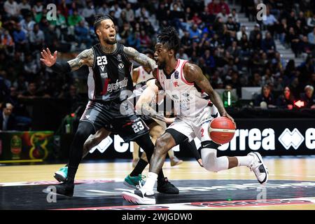 Torino, Italien. Februar 2024. UNAHOTELS Reggio Emilia Briante Weber fährt gegen Segafredo Virtus Bologna Daniel Hackett während des Viertelfinalspiels der Frecciarossa Final Acht Basket zwischen Virtus Segafredo Bologna und UNAHOTELS Reggio Emilia in Turin Norditalien - Donnerstag, 15. FEBRUAR 2024. Sport - Basket (Foto: Marco Alpozzi/Lapresse) Credit: LaPresse/Alamy Live News Stockfoto