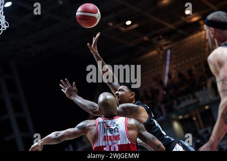 Torino, Italien. Februar 2024. Segafredo Virtus Bologna Jordan Mickey springt im Viertelfinale der Frecciarossa Final Acht Basket zwischen Virtus Segafredo Bologna und UNAHOTELS Reggio Emilia in Turin Norditalien - Donnerstag, 15. FEBRUAR 2024. Sport - Basket (Foto: Marco Alpozzi/Lapresse) Credit: LaPresse/Alamy Live News Stockfoto