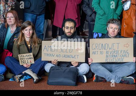 Die Demonstranten halten Plakate, die ihre Meinung während eines pro-palästinensischen Mittagsprotests zum Ausdruck bringen. Clival Servants, medizinische und Justizarbeiter in den Haag, hielten eine pro-palästinensische Mittagsproteste vor dem Eingang des Außenministeriums ab. Seit dem 7. Oktober startete Israel seine militärischen Angriffe auf den Gazastreifen, bei denen mehr als 28,400 Palästinenser, hauptsächlich Frauen und Kinder, getötet wurden, und mehr als 68.000 Verwundete seit Kriegsbeginn, so das von der Hamas betriebene gesundheitsministerium. (Foto: Charles M Vella/SOPA Images/SIPA USA) Stockfoto