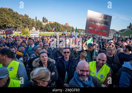 Rom, Rm, Italien. Februar 2024. Die Landwirte kommen im Circo Massimo zusammen, um gegen die von der EU verhängten Green Deal-Maßnahmen und den unlauteren Wettbewerb aus Ländern außerhalb der EU zu protestieren. (Kreditbild: © Marco Di Gianvito/ZUMA Press Wire) NUR REDAKTIONELLE VERWENDUNG! Nicht für kommerzielle ZWECKE! Stockfoto