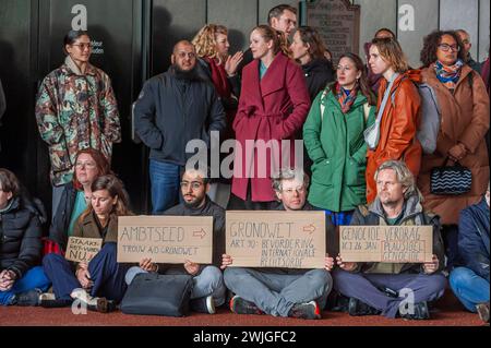 Die Demonstranten halten Plakate, die ihre Meinung während eines pro-palästinensischen Mittagsprotests zum Ausdruck bringen. Clival Servants, medizinische und Justizarbeiter in den Haag, hielten eine pro-palästinensische Mittagsproteste vor dem Eingang des Außenministeriums ab. Seit dem 7. Oktober startete Israel seine militärischen Angriffe auf den Gazastreifen, bei denen mehr als 28,400 Palästinenser, hauptsächlich Frauen und Kinder, getötet wurden, und mehr als 68.000 Verwundete seit Kriegsbeginn, so das von der Hamas betriebene gesundheitsministerium. (Foto: Charles M Vella/SOPA Images/SIPA USA) Stockfoto