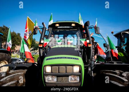 Rom, Rm, Italien. Februar 2024. Die Landwirte kommen im Circo Massimo zusammen, um gegen die von der EU verhängten Green Deal-Maßnahmen und den unlauteren Wettbewerb aus Ländern außerhalb der EU zu protestieren. (Kreditbild: © Marco Di Gianvito/ZUMA Press Wire) NUR REDAKTIONELLE VERWENDUNG! Nicht für kommerzielle ZWECKE! Stockfoto