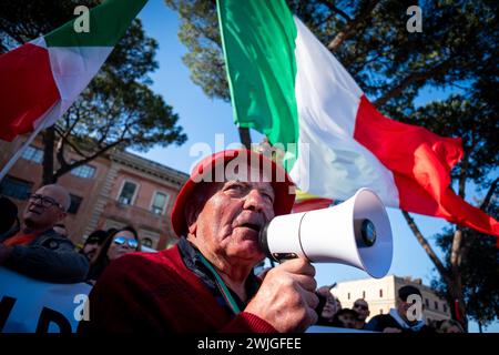 Rom, Rm, Italien. Februar 2024. Die Landwirte kommen im Circo Massimo zusammen, um gegen die von der EU verhängten Green Deal-Maßnahmen und den unlauteren Wettbewerb aus Ländern außerhalb der EU zu protestieren. (Kreditbild: © Marco Di Gianvito/ZUMA Press Wire) NUR REDAKTIONELLE VERWENDUNG! Nicht für kommerzielle ZWECKE! Stockfoto