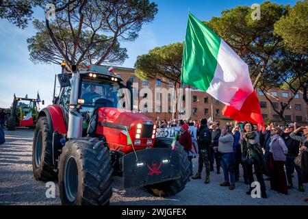 Rom, Rm, Italien. Februar 2024. Die Landwirte kommen im Circo Massimo zusammen, um gegen die von der EU verhängten Green Deal-Maßnahmen und den unlauteren Wettbewerb aus Ländern außerhalb der EU zu protestieren. (Kreditbild: © Marco Di Gianvito/ZUMA Press Wire) NUR REDAKTIONELLE VERWENDUNG! Nicht für kommerzielle ZWECKE! Stockfoto