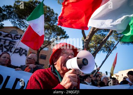 Rom, Rm, Italien. Februar 2024. Die Landwirte kommen im Circo Massimo zusammen, um gegen die von der EU verhängten Green Deal-Maßnahmen und den unlauteren Wettbewerb aus Ländern außerhalb der EU zu protestieren. (Kreditbild: © Marco Di Gianvito/ZUMA Press Wire) NUR REDAKTIONELLE VERWENDUNG! Nicht für kommerzielle ZWECKE! Stockfoto