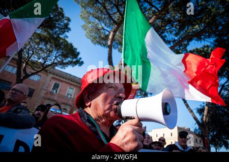 Rom, Rm, Italien. Februar 2024. Die Landwirte kommen im Circo Massimo zusammen, um gegen die von der EU verhängten Green Deal-Maßnahmen und den unlauteren Wettbewerb aus Ländern außerhalb der EU zu protestieren. (Kreditbild: © Marco Di Gianvito/ZUMA Press Wire) NUR REDAKTIONELLE VERWENDUNG! Nicht für kommerzielle ZWECKE! Stockfoto