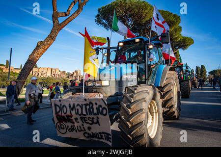 Rom, Rm, Italien. Februar 2024. Die Landwirte kommen im Circo Massimo zusammen, um gegen die von der EU verhängten Green Deal-Maßnahmen und den unlauteren Wettbewerb aus Ländern außerhalb der EU zu protestieren. (Kreditbild: © Marco Di Gianvito/ZUMA Press Wire) NUR REDAKTIONELLE VERWENDUNG! Nicht für kommerzielle ZWECKE! Stockfoto