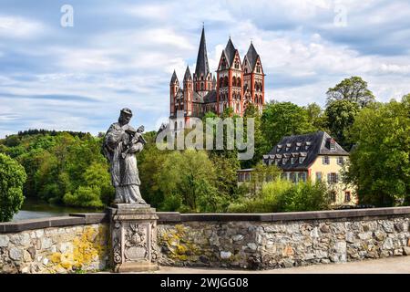 Katholische Kathedrale von Limburg an der Lahn, von der alten Lahnbrücke aus gesehen mit einer Statue des Heiligen Johannes von Nepomuk. Limburg an der Lahn, Hessen, Deutschland Stockfoto