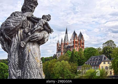 Katholische Kathedrale von Limburg an der Lahn, von der alten Lahnbrücke aus gesehen mit einer Statue des Heiligen Johannes von Nepomuk. Limburg an der Lahn, Hessen, Deutschland Stockfoto