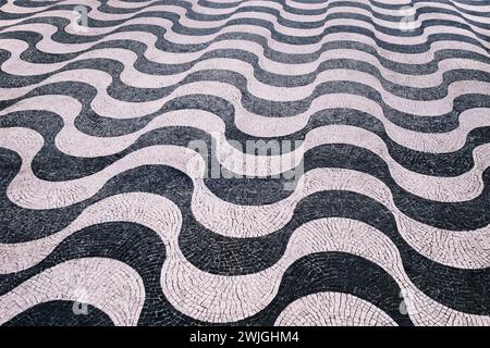 Handgefertigtes portugiesisches Pflasterwellenmuster - Calcada Portuguesa in Lissabon, Portugal Stockfoto