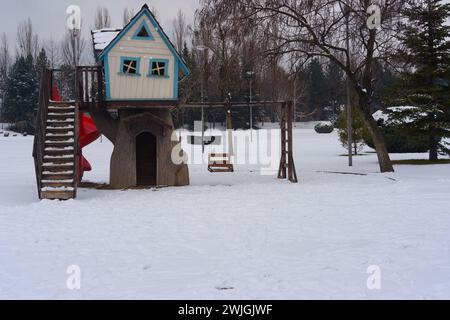 Kinderspielplatz im öffentlichen Park mit Schnee bedeckt Stockfoto