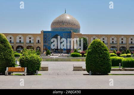 Isfahan, Iran, 06.30.2023: Scheich-Lotfollah-Moschee, Weitwinkelansicht der Scheich-Lotfollah-Moschee Stockfoto