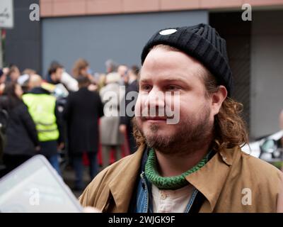 Berlin, Deutschland, 15. Februar 2024. Jurymitglied Brady Corbet nach der Pressekonferenz mit Fans. Credits: Walter Gilgen Stockfoto
