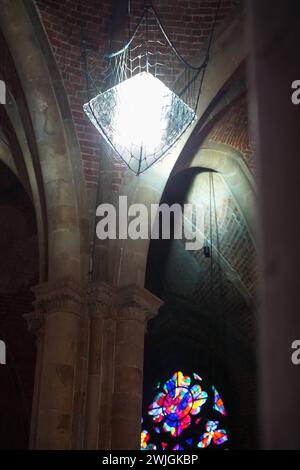 In der evangelischen Kirche Unser Lieben Frauen in Bremen ist seit 14. Februar 2024 Aschermittwoch bis voraussichtlich 27. März die Kunstinstallation Eternity Ewigkeit zu sehen. Die Münchener Künstlerin Birthe Blauth hat eine Eispyramdie mit der Spitze nach unten im Gewölbe der Kirche aufhängen lassen. Wechselnde Scheinwerfer strahlen das Eis im Halbdunkel des Kirchenschiffs an. Der ursprünglich 330 Kilogramm schwere Eisblock mit einer Kantenlänge von einem Meter schmilzt nach und nach. Die Wassertropfen fallen in eine große Schale auf dem Fußboden. Das Kunstprojekt soll an Themen wie Zeit, Le Stockfoto