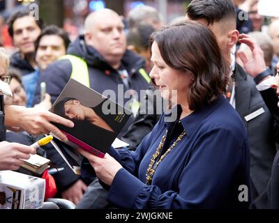 Berlin, Deutschland, 15. Februar 2024. Schauspielerin Emily Watson nach einer Pressekonferenz mit Fans. Sie signiert Autogramme und hat Spaß. Credits: Walter Gilgen Stockfoto