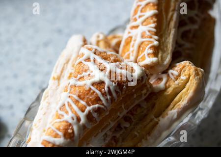 Blätterteigkekse mit Glasur auf dem Tisch Stockfoto