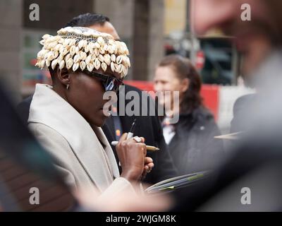 Berlin, Deutschland, 15. Februar 2024. Jury-Präsidentin Lupita Nyong'o nach der Pressekonferenz mit Fans. Credits: Walter Gilgen Stockfoto