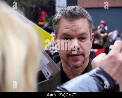 Berlin, Deutschland, 15. Februar 2024. Schauspieler und Produzent Matt Damon nach einer Pressekonferenz mit Fans. Er signiert Autogramme und hat Spaß. Credits: Walter Gilgen Stockfoto