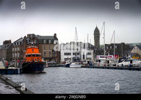 Blick auf den Hafen und die Küste von Campbelltown auf der Halbinsel Kintyre in Argyll and Bute, Schottland. Stockfoto