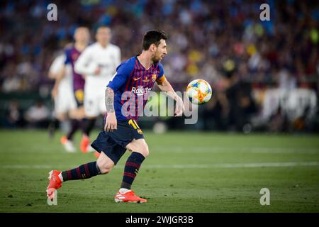 Der Leo Messi des Futbol Club Barcelona kontrolliert den Ball während des Copa del Rey Finales in Sevilla. Stockfoto