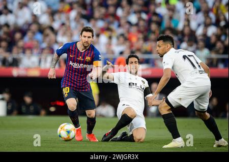 Futbol Club Leo Messi aus Barcelona tribbelt beim Finale der Copa del Rey in Sevilla an Leo Messi des Fußballvereins Valencia vorbei. Stockfoto