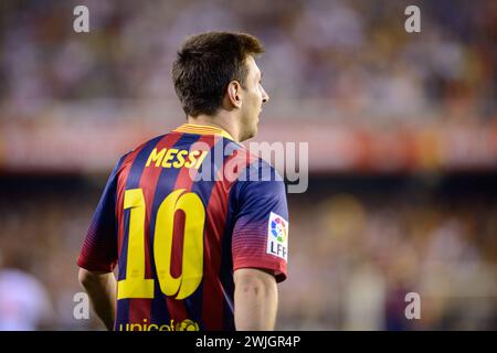 Rückporträt des argentinischen Spielers Lionel Messi während eines Spiels mit dem Trikot Nummer 10 von Barcelona im Mestalla-Stadion in Valencia, Spanien. Stockfoto