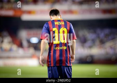 Rückporträt des argentinischen Spielers Lionel Messi während eines Spiels mit dem Trikot Nummer 10 von Barcelona im Mestalla-Stadion in Valencia, Spanien. Stockfoto