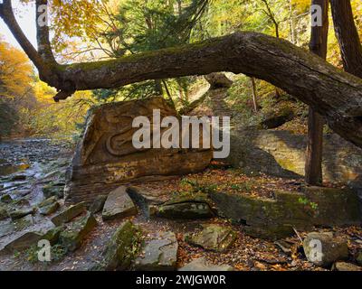 Der Henry Church Rock in der South Chagrin Reservation am Chagrin River. Die Felswand wurde 1885 von Henry Church geformt. Stockfoto