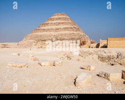 Die Stufenpyramide von Zoser an einem sonnigen Tag mit blauem Himmel, Sakkara Nekropolis, Guiza, Ägypten. Stockfoto