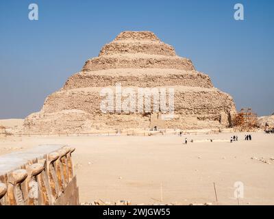 Die Stufenpyramide von Zoser an einem sonnigen Tag mit blauem Himmel, Sakkara Nekropolis, Guiza, Ägypten. Stockfoto