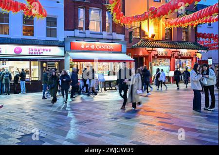 Chinatown London bei Sonnenuntergang: Ein Kaleidoskop an Farben, Kulturen und Küchen. Stockfoto