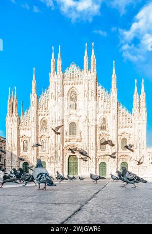 Duomo di Mailand Fassade, Italien - Tauben fliegen an der Piazza del Duomo, Mailand, Italien - Architektur und italienische Sehenswürdigkeiten. Stockfoto