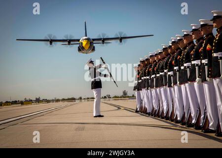 Yuma, Arizona, USA. Februar 2024. Corporal Gerald Wells III, Gewehrinspektor, Silent Drill Platoon, führt eine Gewehrinspektion durch, während der Blue Angels Fat Albert C-130J Super Hercules auf der Marine Corps Air Station in Yuma, Ariz., Februar. 13, 2024. Der Auftritt war der Beginn der diesjährigen Battle Color Detachment Tour. (Kreditbild: © U.S. Marines/ZUMA Press Wire) NUR REDAKTIONELLE VERWENDUNG! Nicht für kommerzielle ZWECKE! Stockfoto