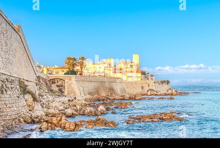 Blick auf die Festung und die Altstadt von Antibes, Cote D'Azur, französische riviera, Frankreich Stockfoto