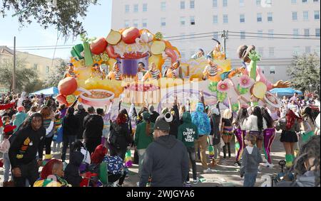 New Orleans, USA. Februar 2024. Der La Cuisine Creole Float rollt während der Rex Parade auf der St. Charles Avenue in New Orleans, Louisiana am Dienstag, den 13. Februar 2023. (Foto: Peter G. Forest/SipaUSA) Credit: SIPA USA/Alamy Live News Stockfoto