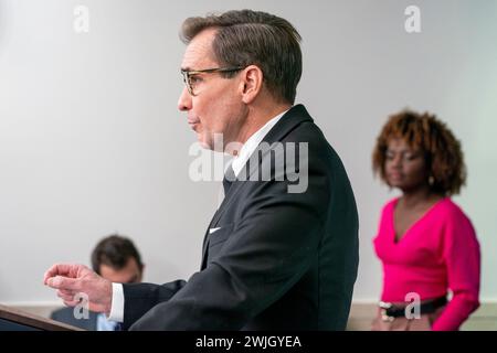 Washington, Usa. Februar 2024. John Kirby, Koordinator des Nationalen Sicherheitsrats für strategische Kommunikation, spricht am Donnerstag, den 15. Februar 2024, beim Pressebriefing des Weißen Hauses in Washington, DC. Foto: Ken Cedeno/UPI Credit: UPI/Alamy Live News Stockfoto