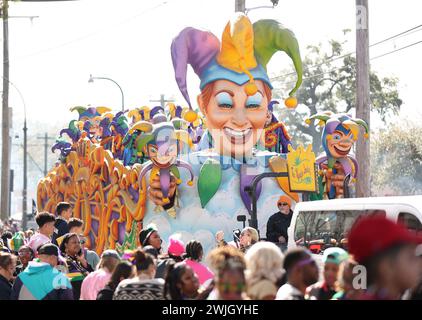 New Orleans, USA. Februar 2024. Der King's Jester-Wagen rollt während der Rex Parade auf der St. Charles Avenue in New Orleans, Louisiana am Dienstag, den 13. Februar 2023. (Foto: Peter G. Forest/SipaUSA) Credit: SIPA USA/Alamy Live News Stockfoto