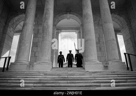 Arlington, Virginia, USA. Februar 2024. Von links nach rechts: Stabschef der Indischen Armee, General Manoj Pande, Stabschef der Indischen Armee, General Randy George, und Generalmajor Trevor J. Bredenkamp, befehlender General der Joint Task Force National Capital Region und des Militärbezirks der Armee von Washington, gehen Sie aus dem Memorial Amphitheater, nachdem Pande im Februar an einer Zeremonie zur Kranzniederlegung der Army Full Honors am Grab des unbekannten Soldaten auf dem Arlington National Cemetery, Arlington, Virginia, teilgenommen hatte. 13, 2024 (Credit Image: © U.S. Army/ZUMA Press Wire) NUR ZUR REDAKTIONELLEN VERWENDUNG! Nicht für kommerzielle ZWECKE! Stockfoto