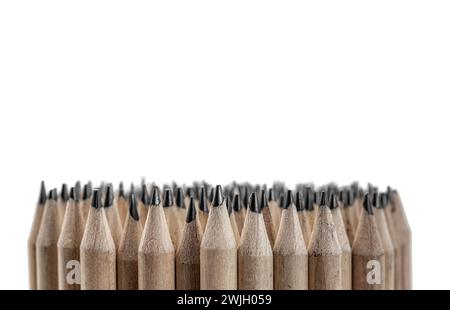 Gruppe von scharfen Holzstiften auf weißem Hintergrund Stockfoto