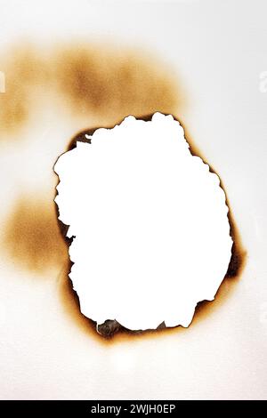Spur von verbranntem Papier auf weißem Hintergrund Stockfoto