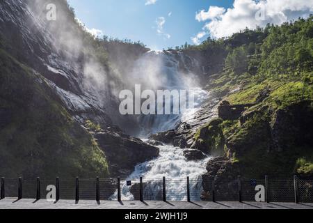 Die Kjosfossen-Wasserfälle an der Flåmsbana (Flåm-Bahn) von Flåm nach Myrdal. Stockfoto