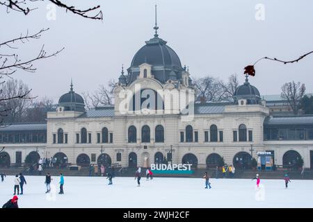 18.1.24 Budapest, Ungarn: City Park Ice Rink Városligeti Műjégpálya in Budapest Ungarn. Die Leute laufen auf Eis Stockfoto