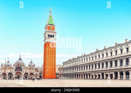 Markusplatz, Venedig, Italien - San Marco campanile und Basilika. Stockfoto