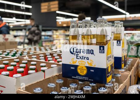 6er-Pack Corona Extra Bier. Corona Extra Glasflaschen im Supermarkt. Minsk, Weißrussland - 15. februar 2024 Stockfoto