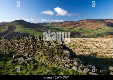 Lose Hill auf der linken Seite, mit Kinder Scout Beyond von Hope Brink im Peak District National Park, England, Großbritannien Stockfoto
