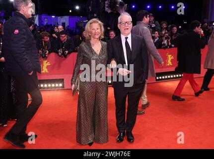 Berlin, Deutschland. Februar 2024. Iris Knobloch, Präsidentin der Internationalen Filmfestspiele von Cannes, und Thierry Frémaux, Direktor der Filmfestspiele von Cannes, gehen am Eröffnungsabend der Berlinale durch den roten Teppich. Der Film „kleine Dinge wie diese“ wird gezeigt. Die 74. Internationalen Filmfestspiele Berlin finden vom 15. Bis 25. Februar 2024 statt. Quelle: Gerald Matzka/dpa/Alamy Live News Stockfoto