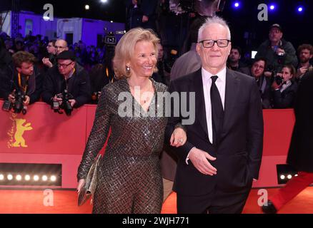Berlin, Deutschland. Februar 2024. Iris Knobloch, Präsidentin der Internationalen Filmfestspiele von Cannes, und Thierry Frémaux, Direktor der Filmfestspiele von Cannes, gehen am Eröffnungsabend der Berlinale durch den roten Teppich. Der Film „kleine Dinge wie diese“ wird gezeigt. Die 74. Internationalen Filmfestspiele Berlin finden vom 15. Bis 25. Februar 2024 statt. Quelle: Gerald Matzka/dpa/Alamy Live News Stockfoto